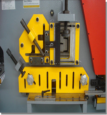 Steel Plate Angle Cutting Punching Notching Machine Hydraulic Ironworker For Sale Pārdodu tērauda plākšņu leņķa griešanas caurumošanas iecirtumu mašīnas hidraulisko dzelzs apstrādātāju