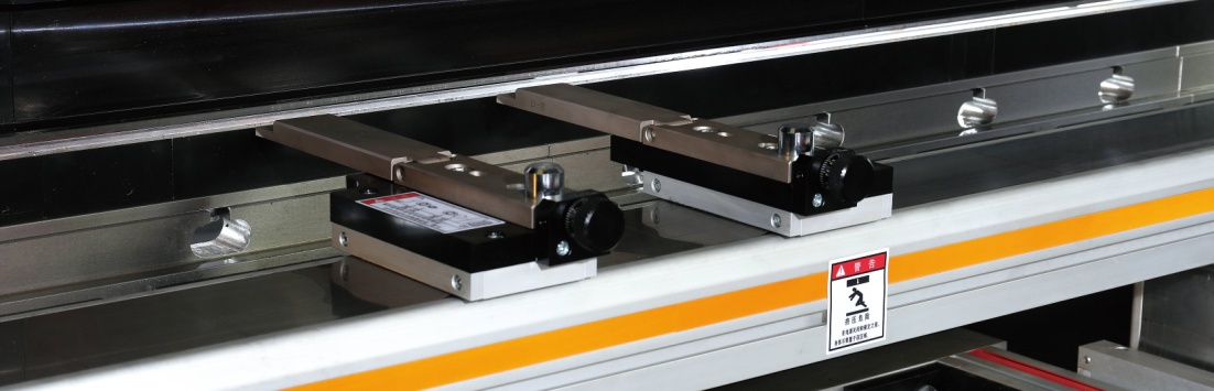 Steel Sheet Aluminum Bending Hydraulic Press Brake Machine Tērauda loksnes alumīnija liekšanas hidrauliskā presēšanas bremžu mašīna