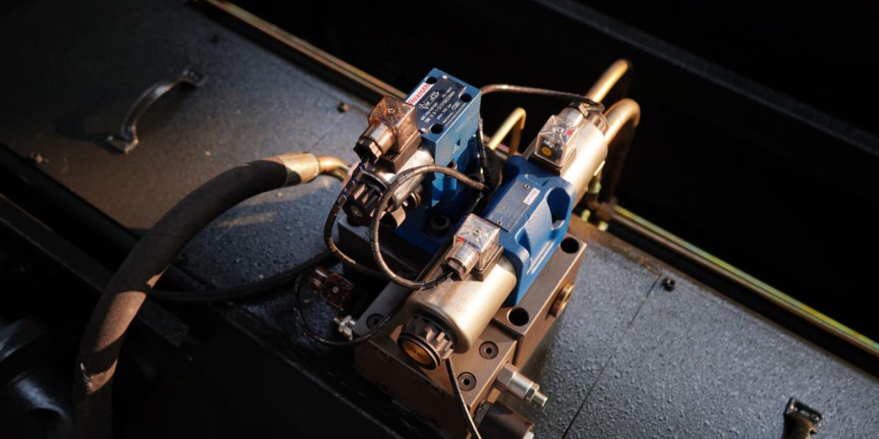 Wc67 Hydraulic Press Brake / CNC Press Bending Machine / Plate Bending Machine China Wc67 hidrauliskās preses bremžu / CNC preses liekšanas mašīna / plākšņu liekšanas mašīna Ķīna