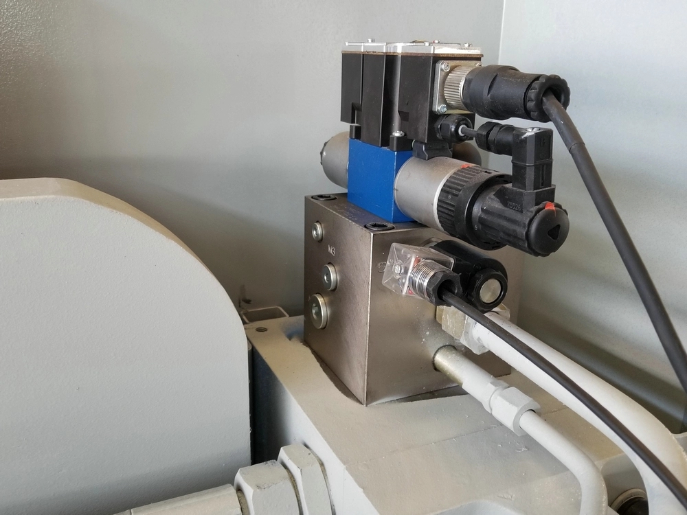 Wc67k 100 tonnu 200 tonnu hidrauliskā CNC presēšanas bremžu mašīna dzelzs metāla tērauda plāksnei