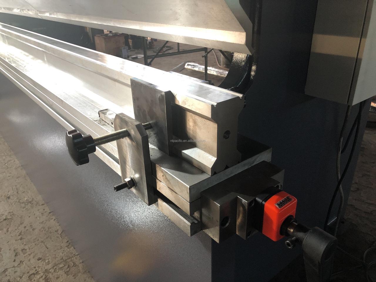 Wc67k Cnc Aluminum Iron Plate Hydraulic Press Brake Cnc Metal Sheet Bending Machine Wc67k Cnc alumīnija dzelzs plāksnes hidrauliskā preses bremze Cnc metāla loksnes liekšanas mašīna