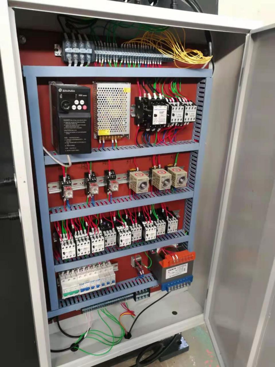 Wc67y-160 4000 Hydraulic Press Brake Cnc Metal Bending Machine For 4000mm Width Steel Wc67y-160 4000 hidrauliskā presēšanas bremze CNC metāla liekšanas mašīna 4000 mm platam tēraudam